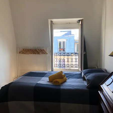 2 Pieces Sous Les Toits 6 Personnes Calme Lumineux Equipe Paris