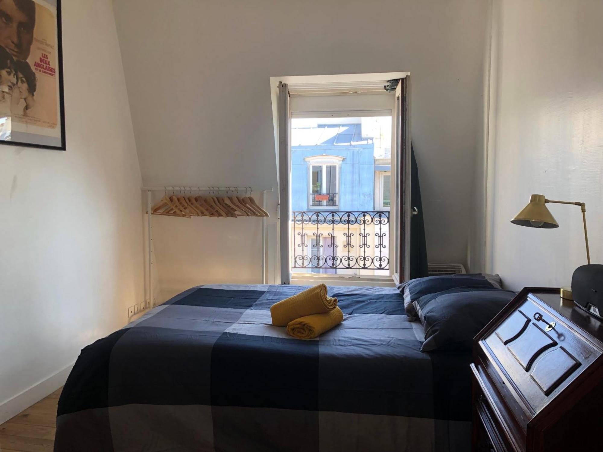 2 Pieces Sous Les Toits 6 Personnes Calme Lumineux Equipe Parigi